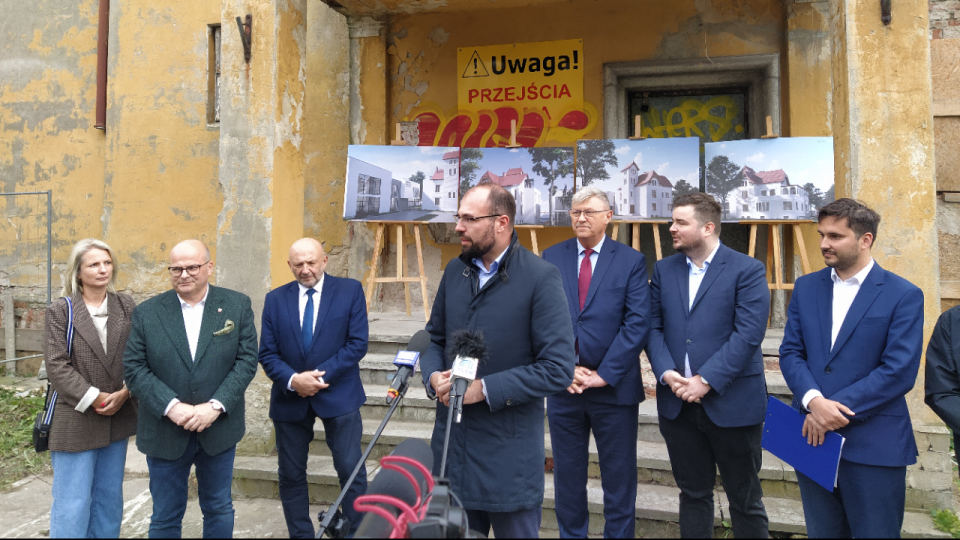 Przekazanie symbolicznego czeku na rewitalizację willi Victoriusa/fot. Marcin Doliński