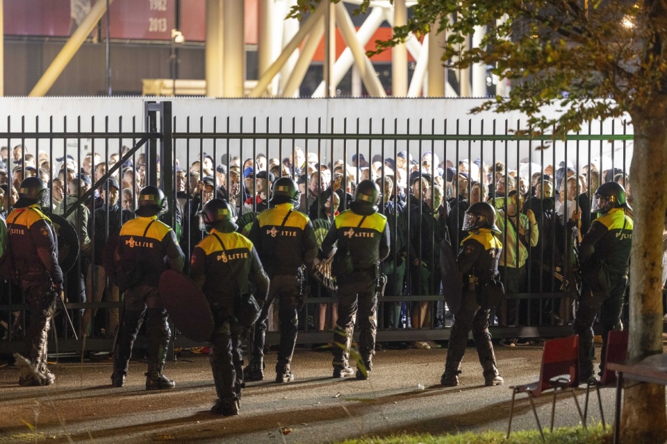 Policja przed stadionem AFAS po meczu z Legią/fot. Michel van Bergen, PAP