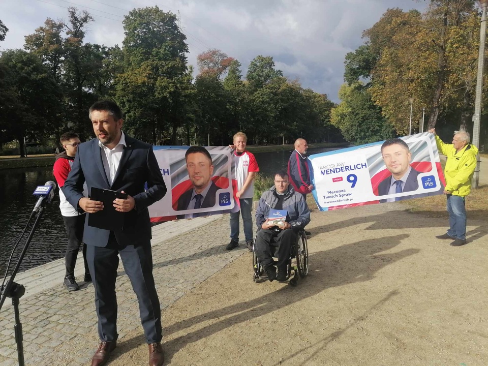 Jarosław Wenderlich mówił nad Starym Kanałem Bydgoskim o staraniach ws. wpisania go na listę Pomników Historii/fot. Monika Siwak