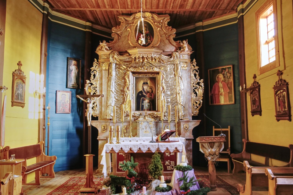 Ołtarz główny w kościele p.w. Św. Wawrzyńca w Parlinie/fot. archidiecezja.pl