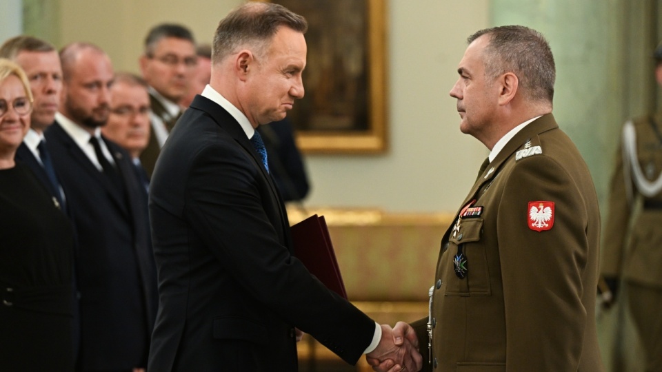 Prezydent RP Andrzej Duda oraz nowo powołany Dowódca Sztabu Generalnego Wojska Polskiego gen. broni Wiesław Kukuła/fot.