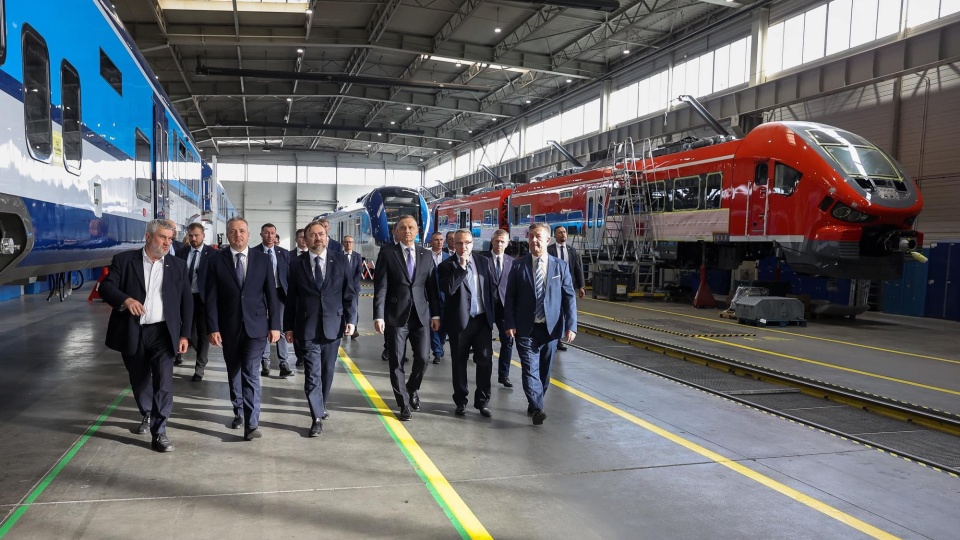 Prezydent zaznaczył, że PESA produkuje coraz więcej pociągów i tramwajów na eksport, co wskazuje na jej rozwój/fot. Przemysław Keler/KPRM