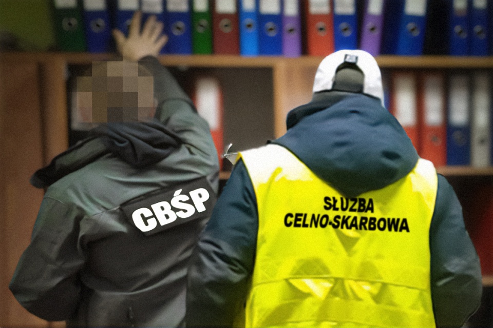 Policjanci z bydgoskiego oddziału Centralnego Biura Śledczego Policji i funkcjonariusze kujawsko-pomorskiej Krajowej Administracji Skarbowej, zatrzymali kolejne 8 osób, będących członkami grupy przestępczej zajmującej się wystawianiem „pustych" faktur. Skarb Państwa mógł przez nich stracić co najmniej 5 mln zł/fot. www.kujawsko-pomorskie.kas.gov.pl