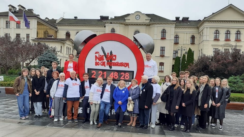 Na bydgoskim Starym Rynku stanął budzik odliczający godziny i minuty do rozpoczęcia wyborów/fot. Marta Kocoń