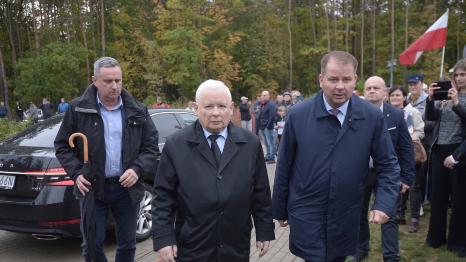 Wicepremier, prezes PiS Jarosław Kaczyński i kandydujący do Sejmu w okręgu nr 18 Jacek Cieślikowski podczas spotkania z mieszkańcami Sulejówka/fot. Marcin Obara, PAP