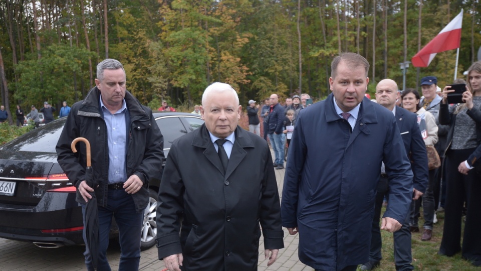 Wicepremier, prezes PiS Jarosław Kaczyński i kandydujący do Sejmu w okręgu nr 18 Jacek Cieślikowski podczas spotkania z mieszkańcami Sulejówka/fot. Marcin Obara, PAP