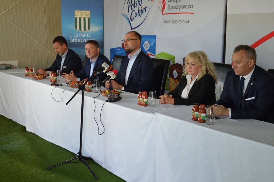 Uczestnicy konferencji, na której Olimpia oficjalnie rozpoczęła współpracę z Krajową Grupą Spożywczą/fot.: Patryk Głowacki