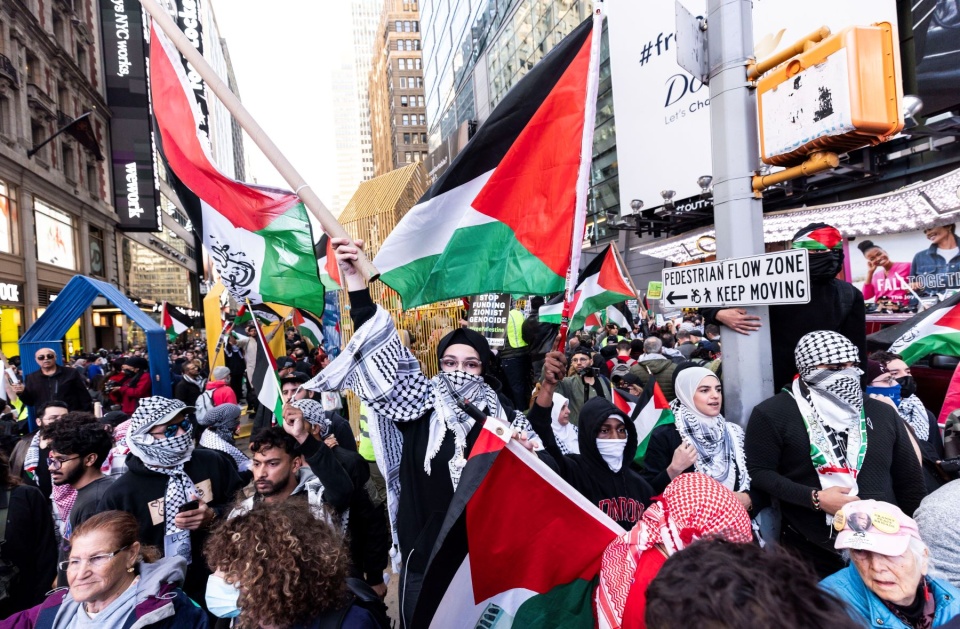 Ludzie na wiecu poparcia dla Palestyny w pobliżu Times Square w Nowym Jorku/fot. PAP/EPA/JUSTIN LANE
