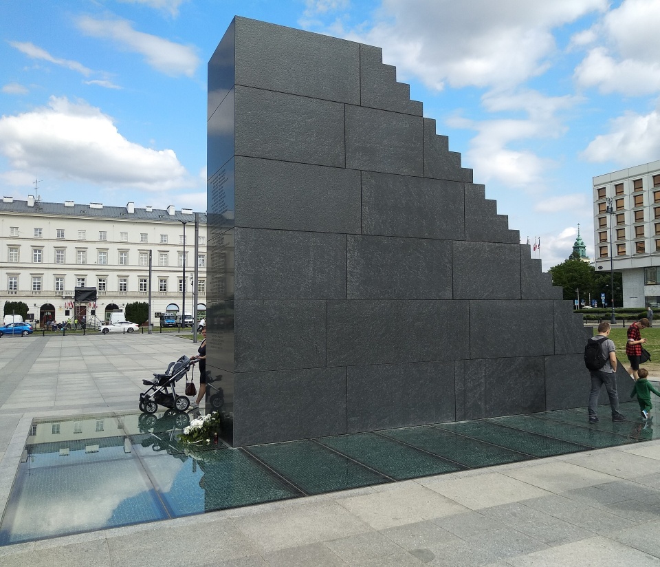 Służby pracowały na placu Piłsudskiego w Warszawie. Mężczyzna wszedł na pomnik smoleński i według nieoficjalnych informacji grozi wysadzeniem się/fot: Wikipedia/Zara/https://commons.wikimedia.org/wiki/File:Pomnik_Smolenski_Warszawa_01.jpg