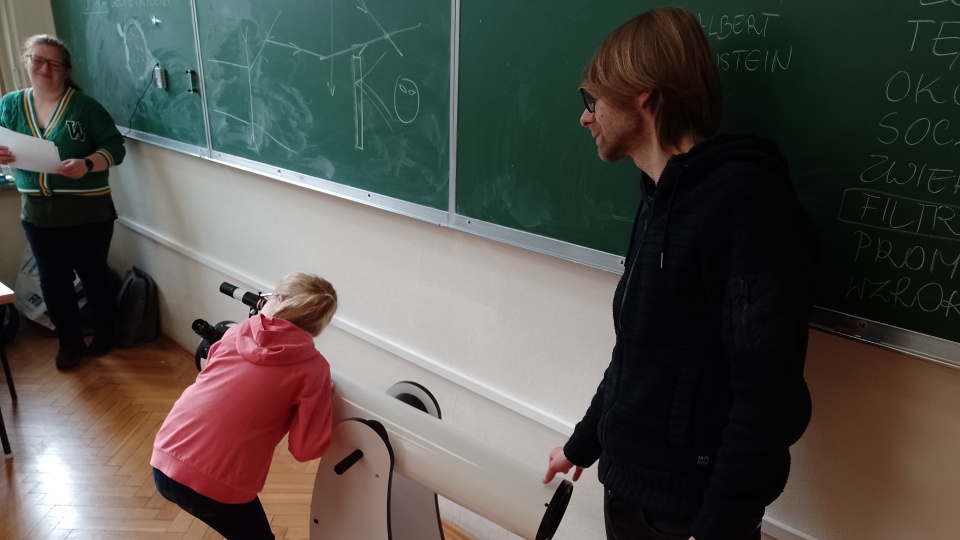 W ramach Uniwersytetu Dziecięcego najmłodsi uczyli się funkcjonowania soczewek, filtrów i nie tylko/fot: Michał Zaręba