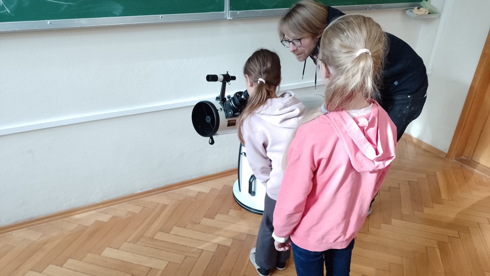 W ramach Uniwersytetu Dziecięcego najmłodsi uczyli się funkcjonowania soczewek, filtrów i nie tylko/fot: Michał Zaręba