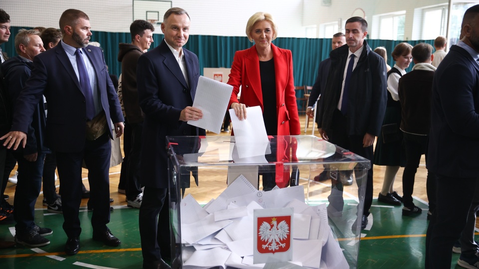 Prezydent Andrzej Duda z małżonką Agatą Kornhauser-Dudą w lokalu wyborczym w Krakowie/fot. Łukasz Gągulski