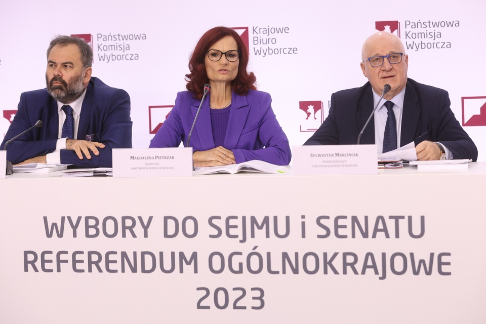 Od lewej: przewodniczący PKW Sylwester Marciniak, sekretarz PKW Magdalena Pietrzak oraz członek PKW Liwiusz Laska podczas konferencji prasowej Państwowej Komisji Wyborczej w Warszawie/fot. Rafał Guz, PAP