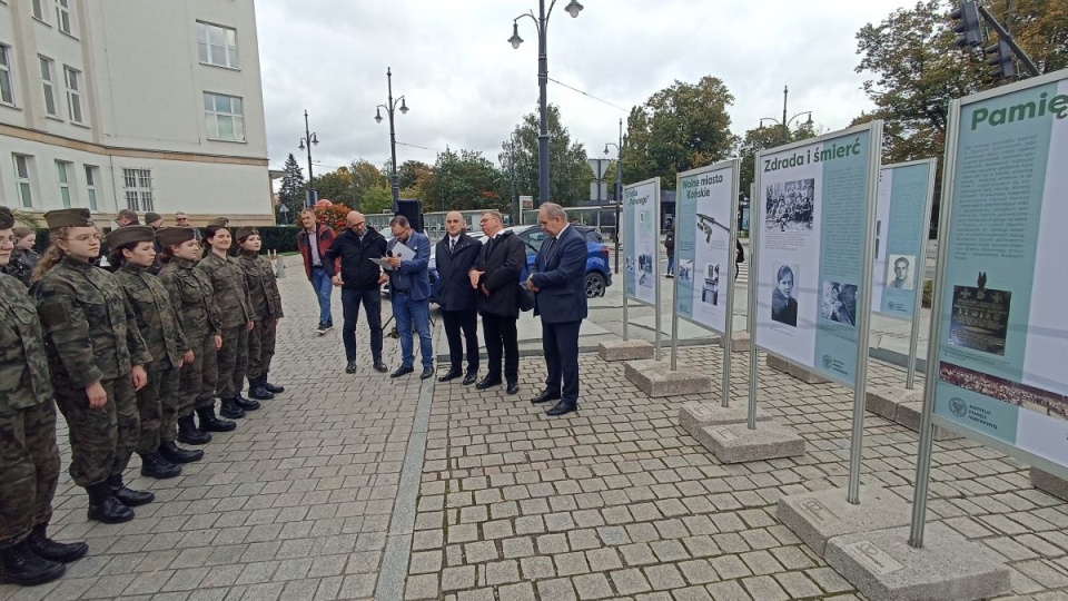 Przygotowaną przez IPN wystawę można oglądać przed Urzędem Marszałkowskim w Toruniu/fot. Monika Kaczyńska