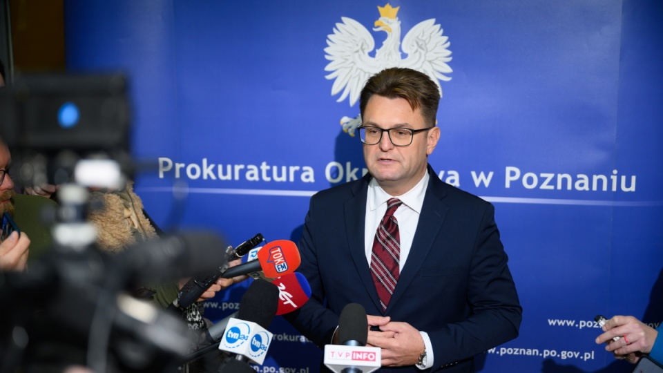 Prokurator Łukasz Wawrzyniak podczas konferencji prasowej Prokuratury Okręgowej w Poznaniu/fot. Jakub Kaczmarczyk