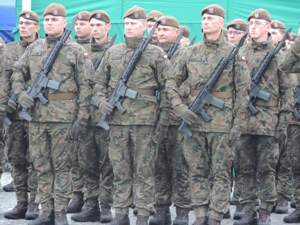 Uroczystość złożenia przysięgi przez nowych żołnierzy WOT odbyła się na Zielonym Rynku we Włocławku/fot. Marek Ledwosiński