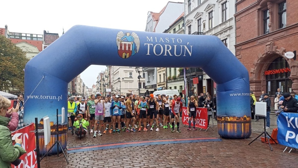 800 osób stanęło w niedzielę na starcie jubileuszowej, 40. edycji Maratonu Toruńskiego/fot. Monika Kaczyńska