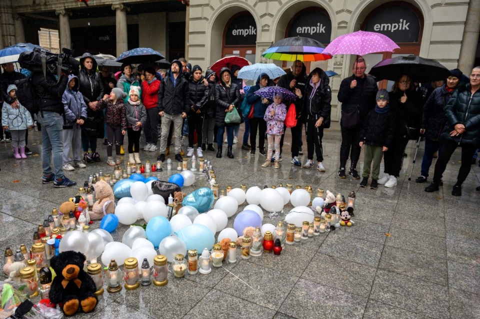 Mieszkańcy spotkali się na Placu Wolności w Poznaniu żeby uczestniczyć w milczącym pożegnaniu 5-letniego Maurycego, zamordowanego przez nożownika/fot. Jakub Kaczmarczyk, PAP