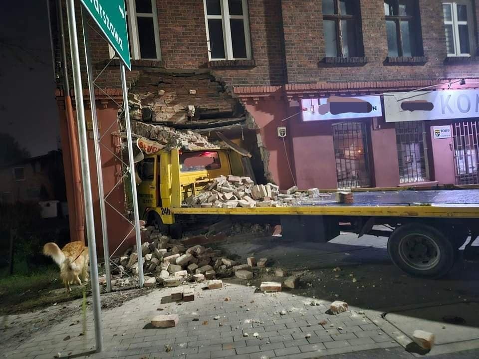 Autolaweta wjechała w dom przy ul. Szosa Chełmińska w Toruniu/fot. KM PSP Toruń, Facebook
