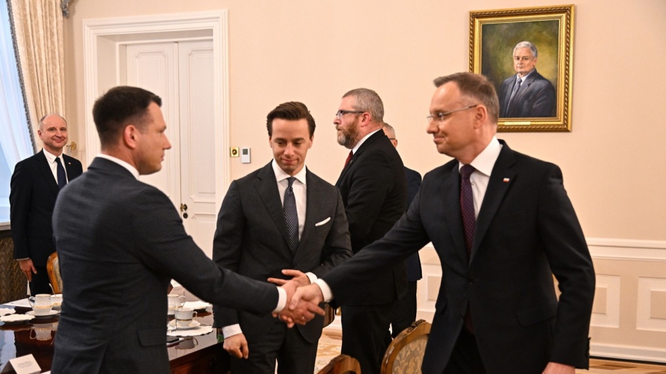 Prezydent RP Andrzej Duda, lider Konfederacji Sławomir Mentzen oraz posłowie Konfederacji Krzysztof Bosak i Grzegorz Braun na spotkaniu w Pałacu Prezydenckim w Warszawie/fot: PAP/Radek Pietruszka