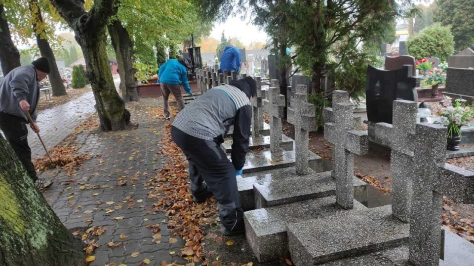Skazańcy z Zakładu Karnego w Inowrocławiu wzorem ubiegłych lat uporządkowali groby i alejki cmentarza przy ul. Marcinkowskiego/fot. www.sw.gov.pl