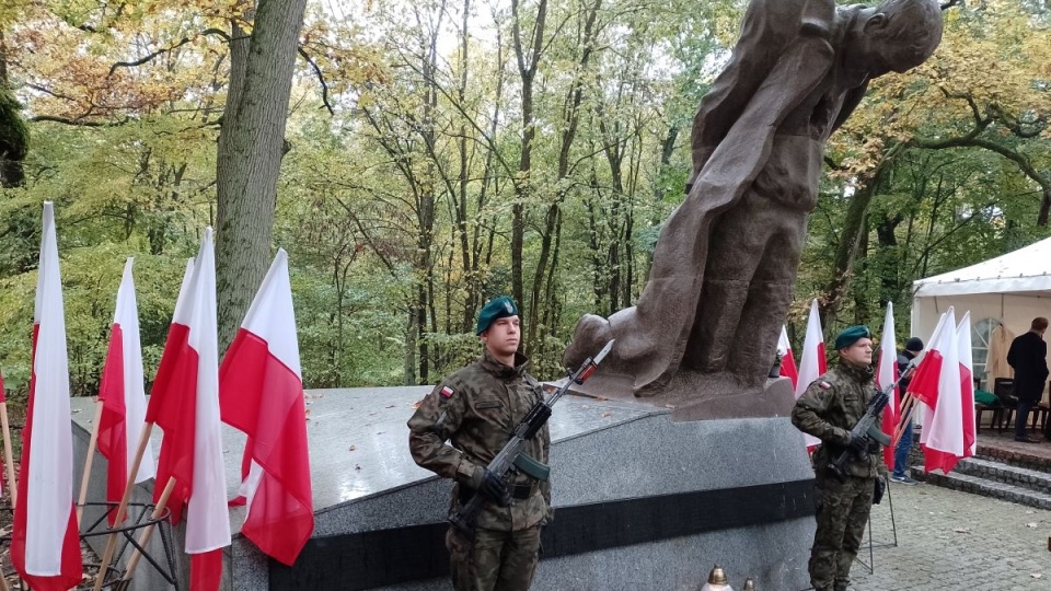 Mieszkańcy, w tym bliscy zamordowanych, harcerze i władze Torunia uczcili 84. rocznicę pierwszych straceń na Barbarce/fot. Michał Zaręba