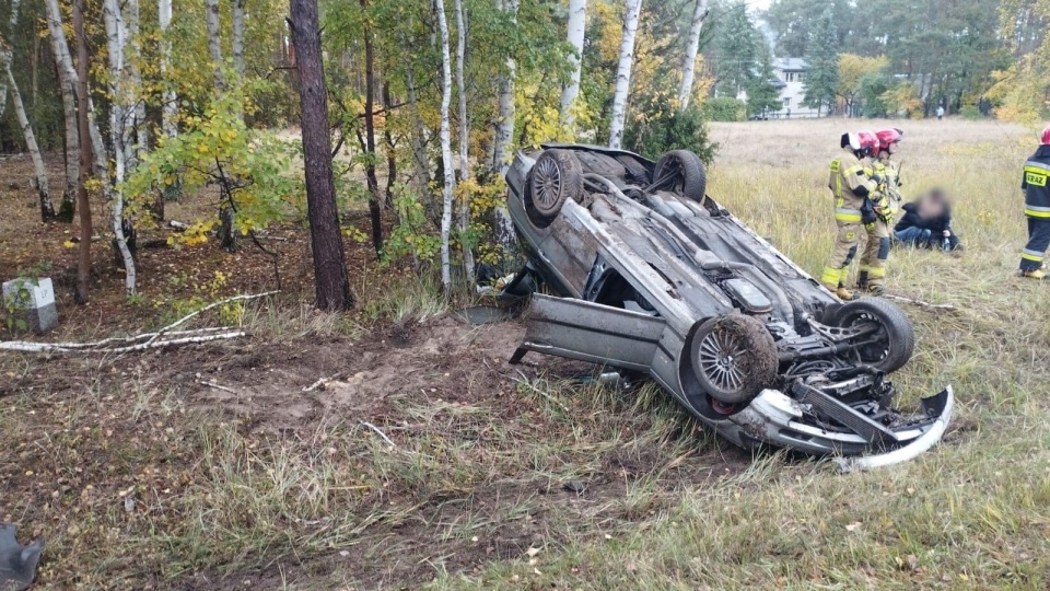 Samochód z czterema osobami w środku dachował. Kierowca uciekł, szuka go policja/fot. OSP Solec Kujawski