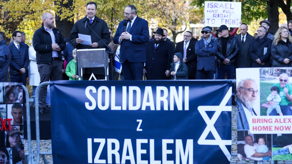 Ambasador Izraela w Polsce Yacov Livne (2L) przemawia podczas zgromadzenia solidarności z ofiarami ataku Hamasu na Izrael, 29 paźziernika przy Pomniku Bohaterów Getta w Warszawie. Wydarzenie zorganizowały Fundacja Shalom oraz Chabad Lubawicz Polska/fot. PAP/Rafał Guz