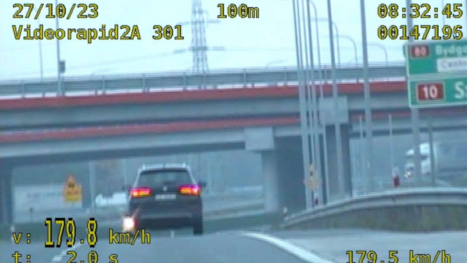 Policjanci przy pomocy wideorejestratora zmierzyli prędkość, z jaką poruszał się seat. Było to 179 km/ h przy obowiązującej do 120 km/h/mat. KMP w Bydgoszczy