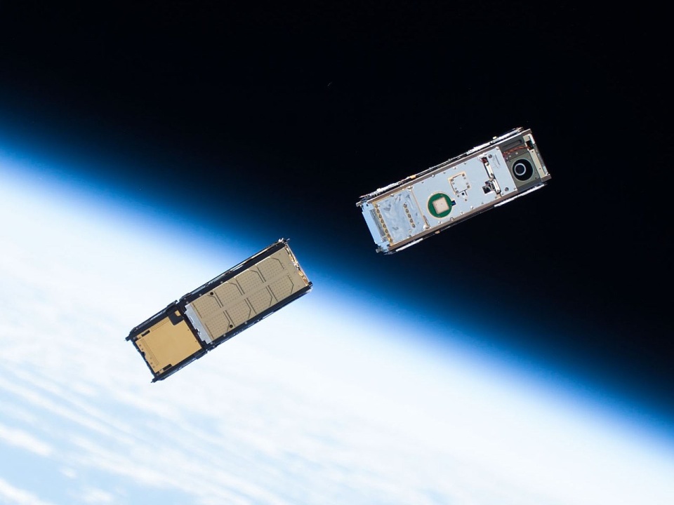 Satalita CubeSat/NASA, file:ISS-51 CubeSat deployment - A pair of CubeSats.jpg (domena publiczna)