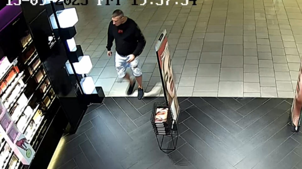 Bydgoszczy policjanci opublikowali wizerunek mężczyzny podejrzanego o kradzież markowych perfum/fot: zrzut ekranu, KMP w Bydgoszczy