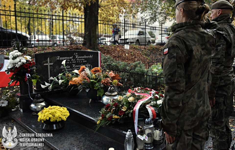 Delegacja Centrum Szkolenia WOT w Toruniu uporządkowała groby zasłużonych żołnierzy/fot: Centrum Szkolenia Wojsk Obrony Terytorialnej w Toruniu