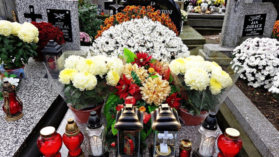 Zdaniem psychologa Michała Siromskiego, wspominanie zmarłych może zwrócić uwagę na bliskich, którzy są nadal obok nas. Zdjęcie ilustracyjne/fot. Pixabay
