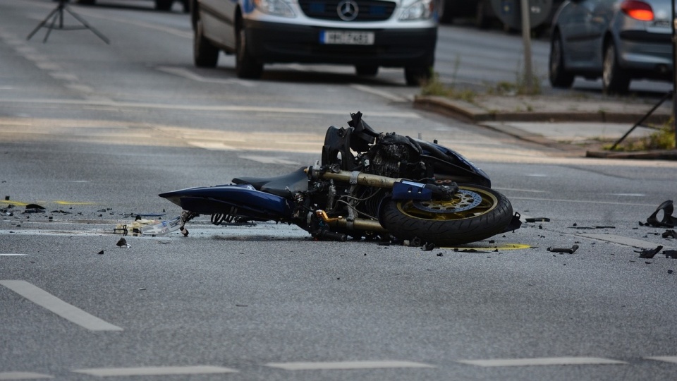 Ze wstępnych ustaleń funkcjonariuszy wynika, że kierujący nissanem, wyjeżdżając z drogi podporządkowanej, zderzył się z motocyklistą. Kierowca jednośladu zmarł w szpitalu. Zdjęcie ilustracyjne/fot. Pixabay