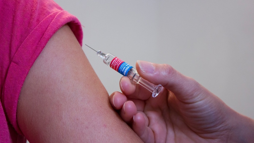 Specjaliści przypominają, że choć szczepionka nie ochroni nas w stu procentach przed zachorowaniem, to spowoduje, że przebieg choroby będzie łagodniejszy. Zdjęcie ilustracyjne/fot. Pixabay