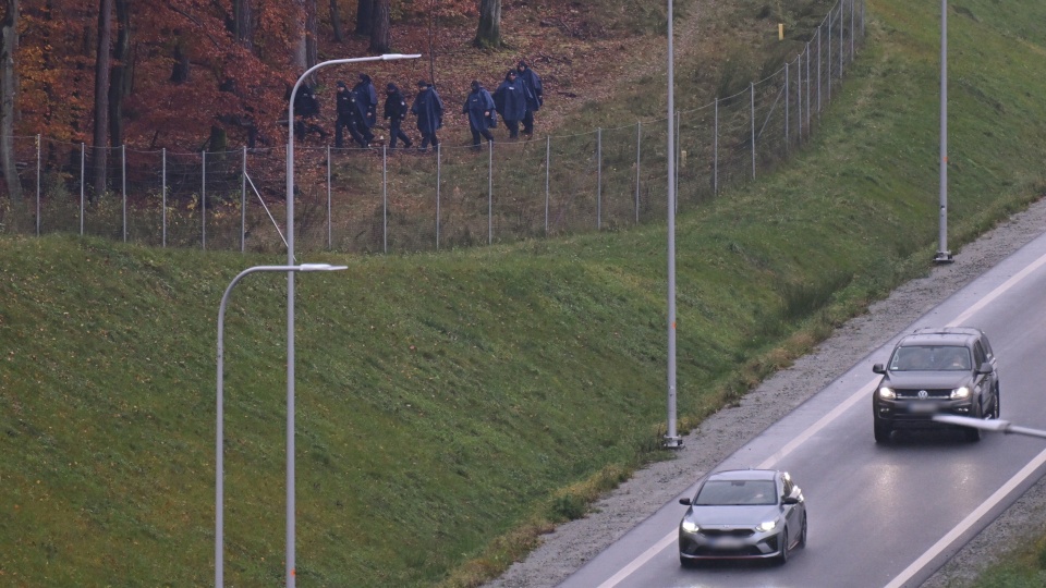 Funkcjonariusze służb w okolicach zbiornika wodnego Lepusz w otulinie Trójmiejskiego Parku Krajobrazowego/fot: PAP/Adam Warżawa