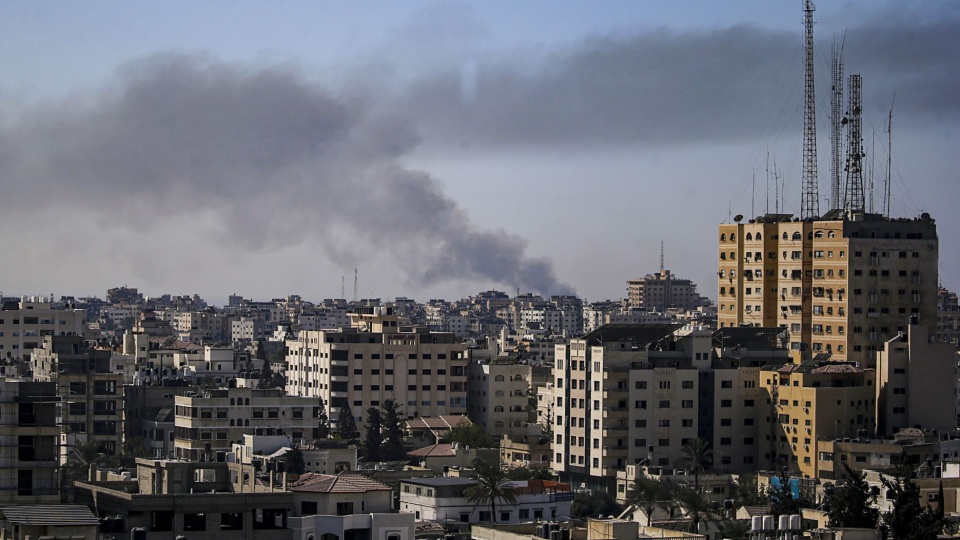 Dym po izraelskich nalotach w dzielnicy Tal Al Hawa w północnej Strefie Gazy /PAP/EPA/MOHAMMED SABER