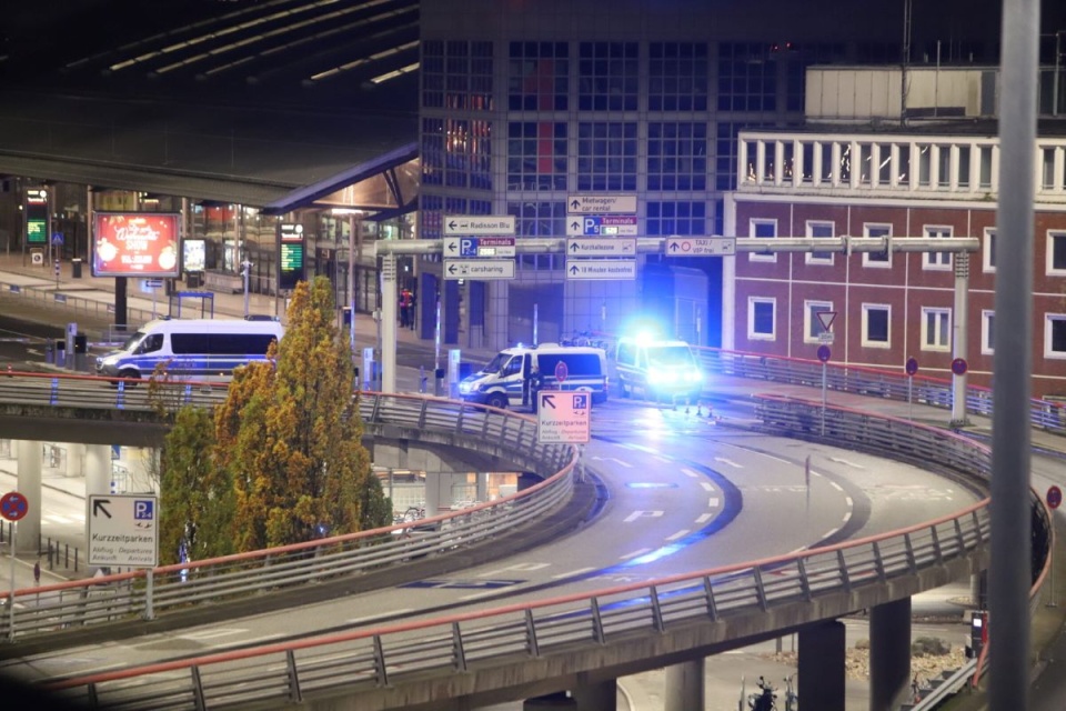 Policja prowadzi negocjacje z uzbrojonym mężczyzną, który w sobotę wieczorem staranował samochodem bramę lotniska w Hamburgu/fot. PAP/EPA/Blaulicht-News.de