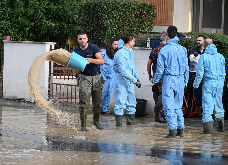 Setki ochotników wywożą błoto między innymi w zalanej miejscowości Campi Bisenzio koło Florencji, gdzie szkody są bardzo duże/PAP/EPA/CLAUDIO GIOVANNINI