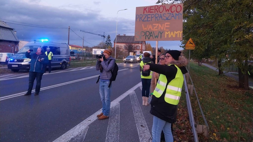 W Czarnowie odbył się protest mieszkańców, którzy domagają się poprawy bezpieczeństwa przy DK nr 80. To przy tej drodze zginął 15-letni Kuba/fot: Jolanta Fischer