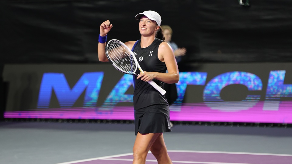 Iga Świątek cieszy się po wygranym meczu 6:3, 6:2 z Białorusinką Aryną Sabalenką w półfinale turnieju tenisowego Masters - WTA Finals w meksykańskim Cancun/fot: PAP/Marcin Cholewiński