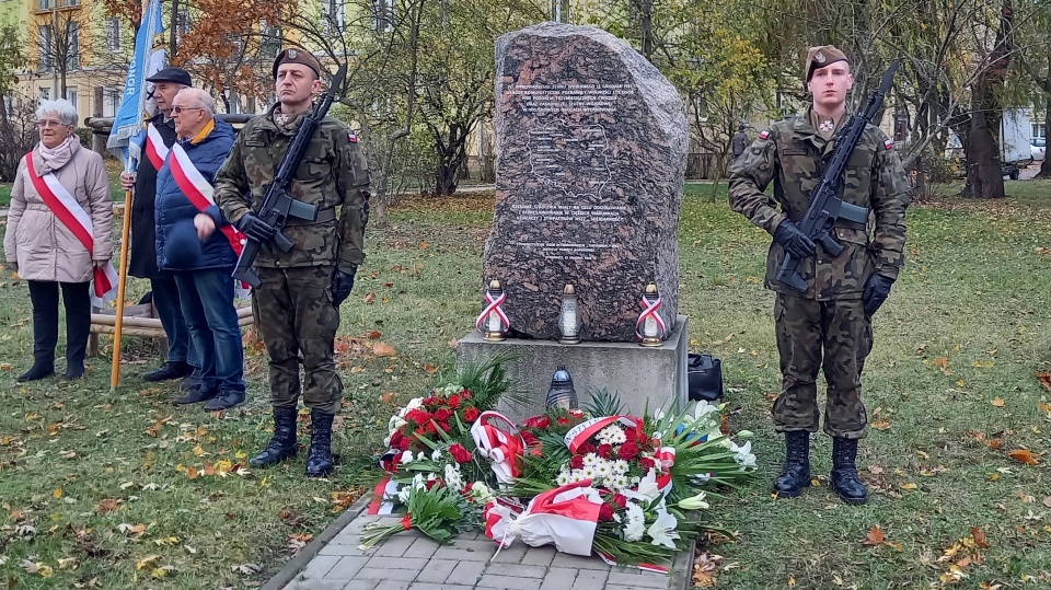 Byli osadzeni i przedstawiciele władz samorządowych oddali hołd ofiarom Wojskowych Obozów Internowania/fot: Tatiana Adonis
