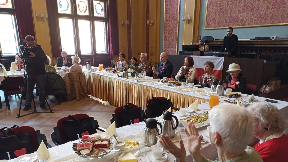 Spotkanie kombatantów z prezydentem Torunia było okazją do rozmów o przeszłości i przyszłości/fot: Monika Kaczyńska