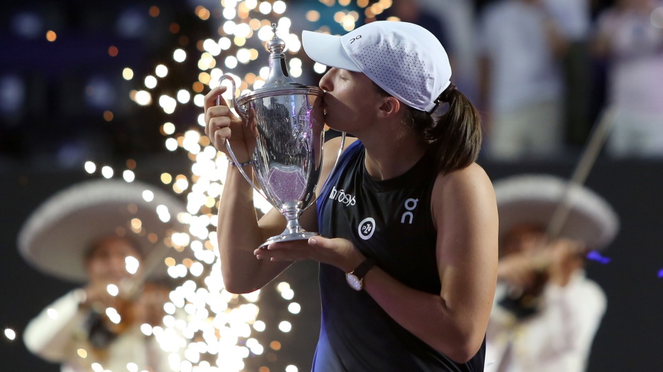 Iga Świątek pokonała w finale WTA Finals Jessicę Pegulę 6:1, 6:0. Dzięki temu zakończy rok jako liderka światowego rankingu/fot: PAP/Alonso Cupul