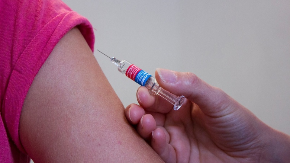 Choć pandemia oficjalnie się skończyła, Narodowy Fundusz Zdrowia nadal zaleca szczepienia przeciw COVID-19/fot. Pixabay
