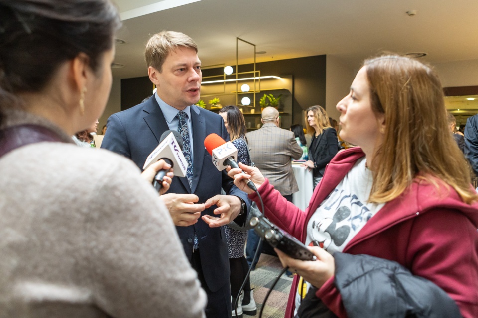 W Toruniu dyskutowano o tym, jak można usprawnić system pomocy społecznej. Omawiano pomoc sąsiedzką i bransoletki życia/fot: Szymon Zdziebło dla UMWKP