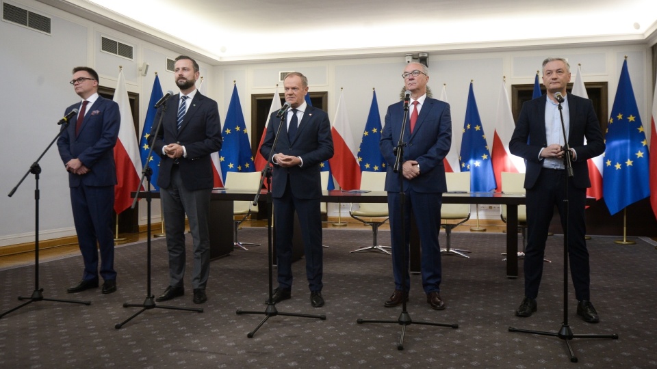 Lider Platformy Obywatelskiej Donald Tusk, przewodniczący Polski 2050 Szymon Hołownia, prezes Polskiego Stronnictwa Ludowego Władysław Kosiniak-Kamysz oraz współprzewodniczący Nowej Lewicy: Włodzimierz Czarzasty i Robert Biedroń parafowali w piątek (10 listopada) umowę koalicyjną/fot. Marcin Obara, PAP