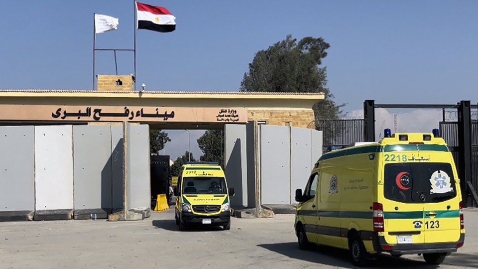 Ambulans przejeżdżający przez granicę pomiędzy Strefą Gazy a Egiptem w Rafah/fot. STR/PAP/EPA