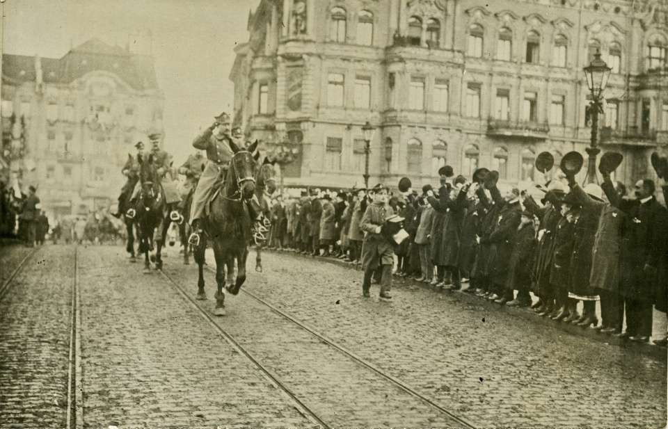 Przejęcie Bydgoszczy przez władze polskie. Powitanie gen. Józefa Dowbor-Muśnickiego i generalicji przez ludność cywilną. 01.1920 r. (Wojskowe Biuro Historyczne, sygn. K-28-30) za: Archiwum Państwowe w Bydgoszczy