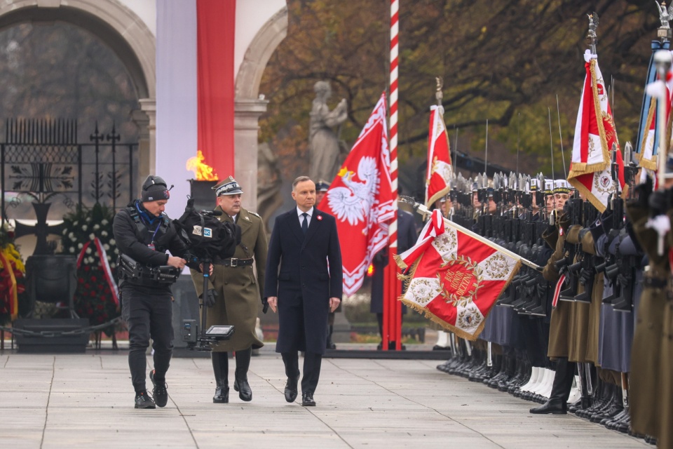 Prezydent RP Andrzej Duda na uroczystej odprawie wart przed Grobem Nieznanego Żołnierza na pl. Piłsudskiego w Warszawie/fot. Leszek Szymański, PAP